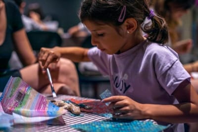 OBSERVEM, ESCOLTEM, TOQUEM EN FAMILIA. Visita i taller per fer en família