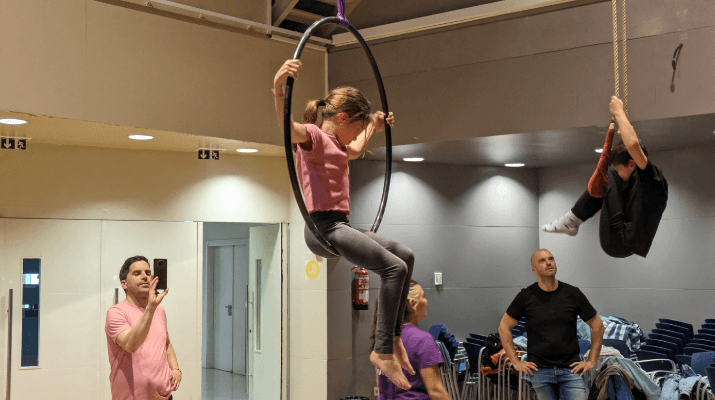 Circ en família: acrobàcies aèries