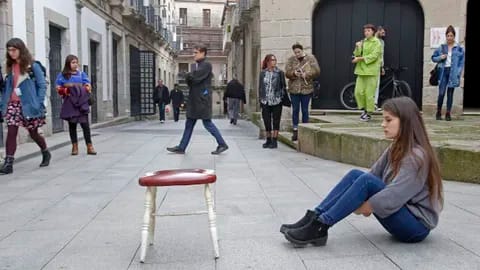 Acacia Ojea baila en la plaza de A Pedra