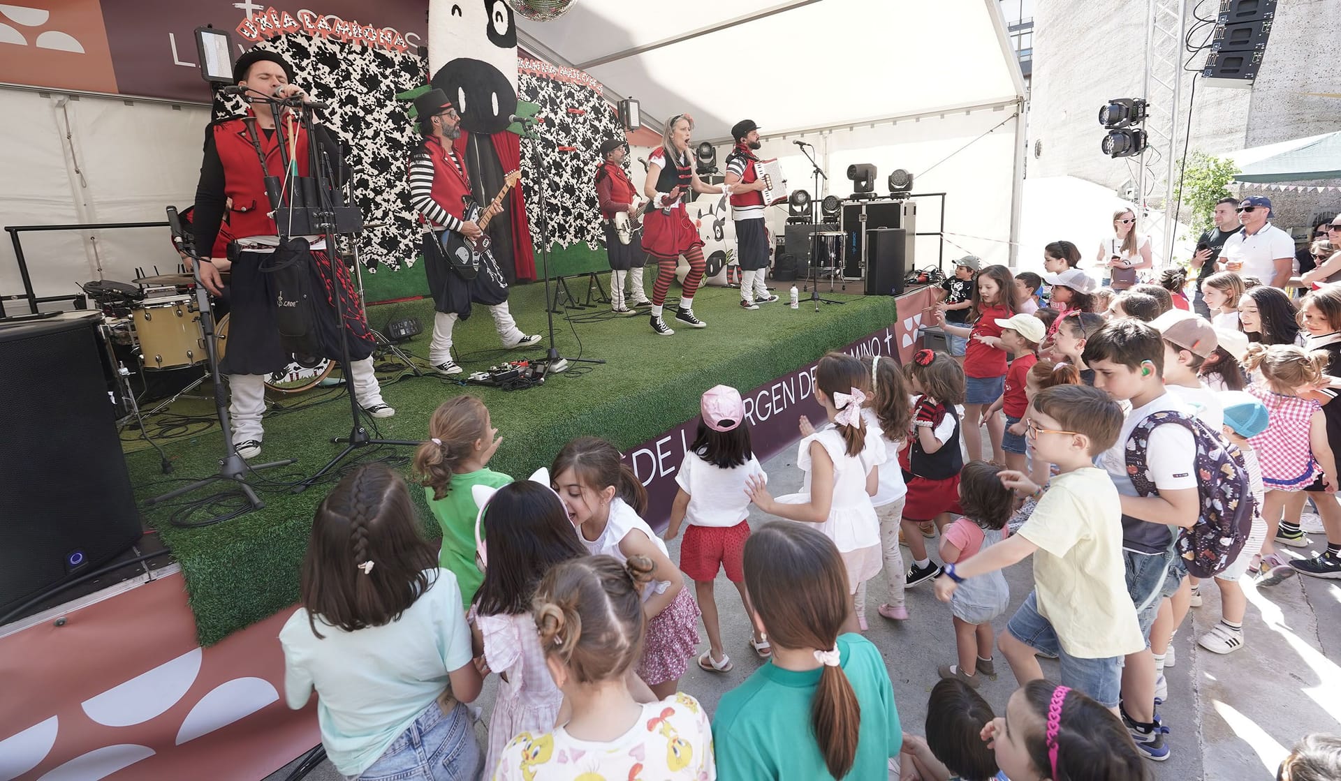 Música en el atrio de la Iglesia Virgen del Camino