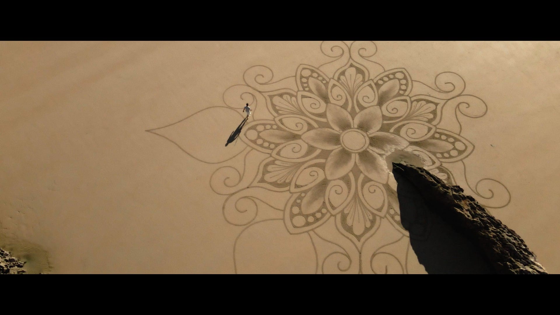 Quirze Codina presenta el documental "Entre mareas" realizando un gran dibujo en la arena