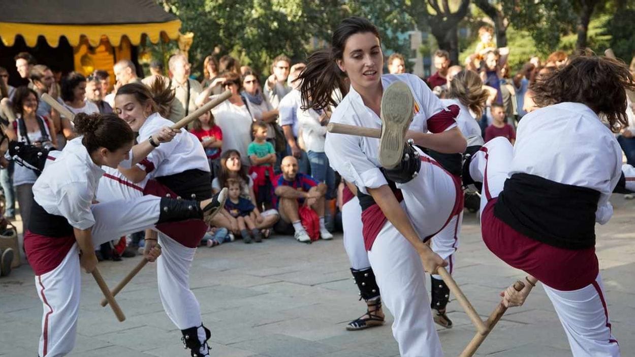 Un Sant Jordi de cultura popular: Ball de bastons amb els Bastoners de Sant Cugat