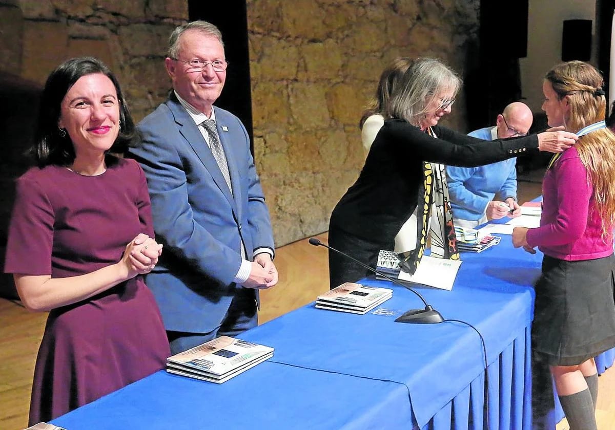 Exposición de obras galardonadas de los concursos artísticos