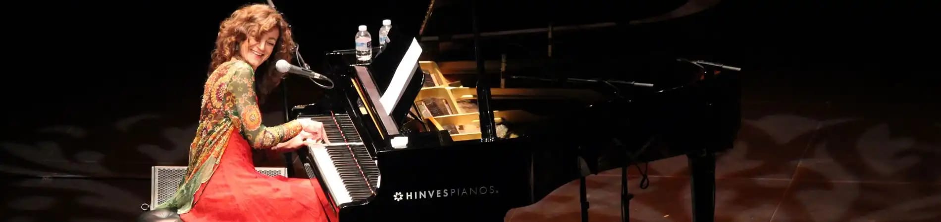 PARÍS AL PIANO - Carmen París