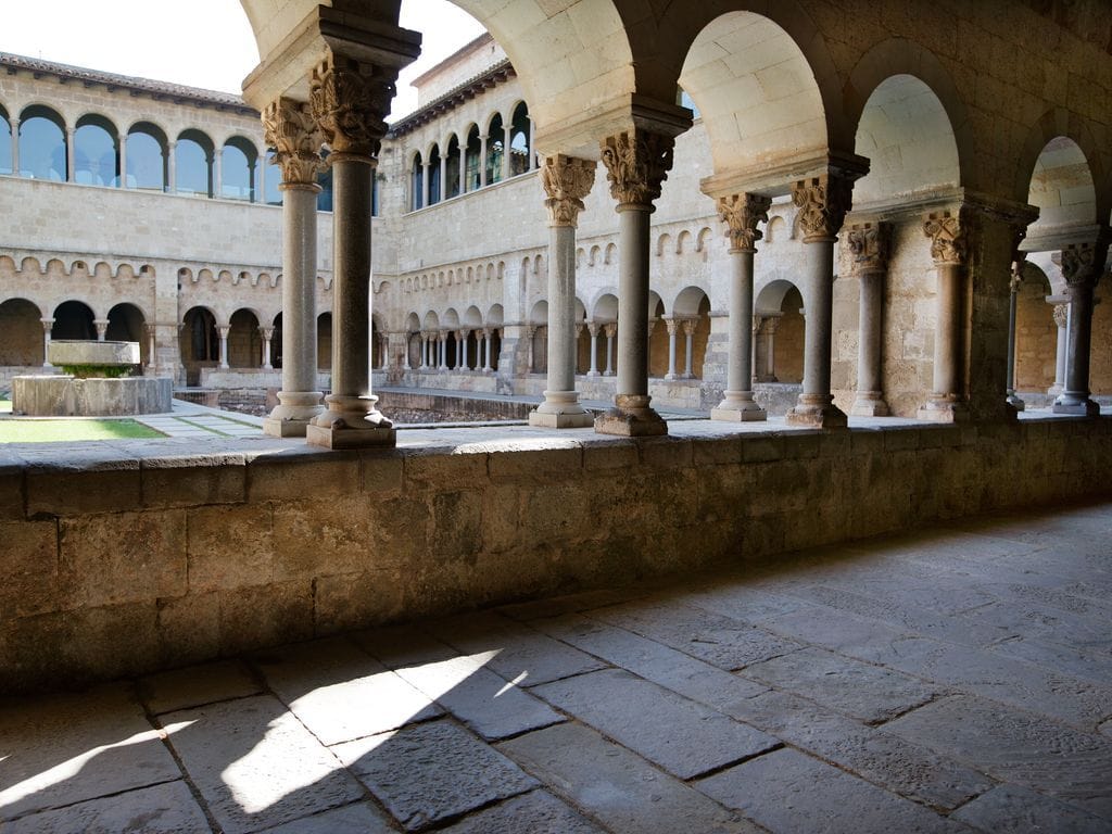 Simposi Internacional. "El Monestir de Sant Cugat del Vallès: el Claustre i la seva consueta"