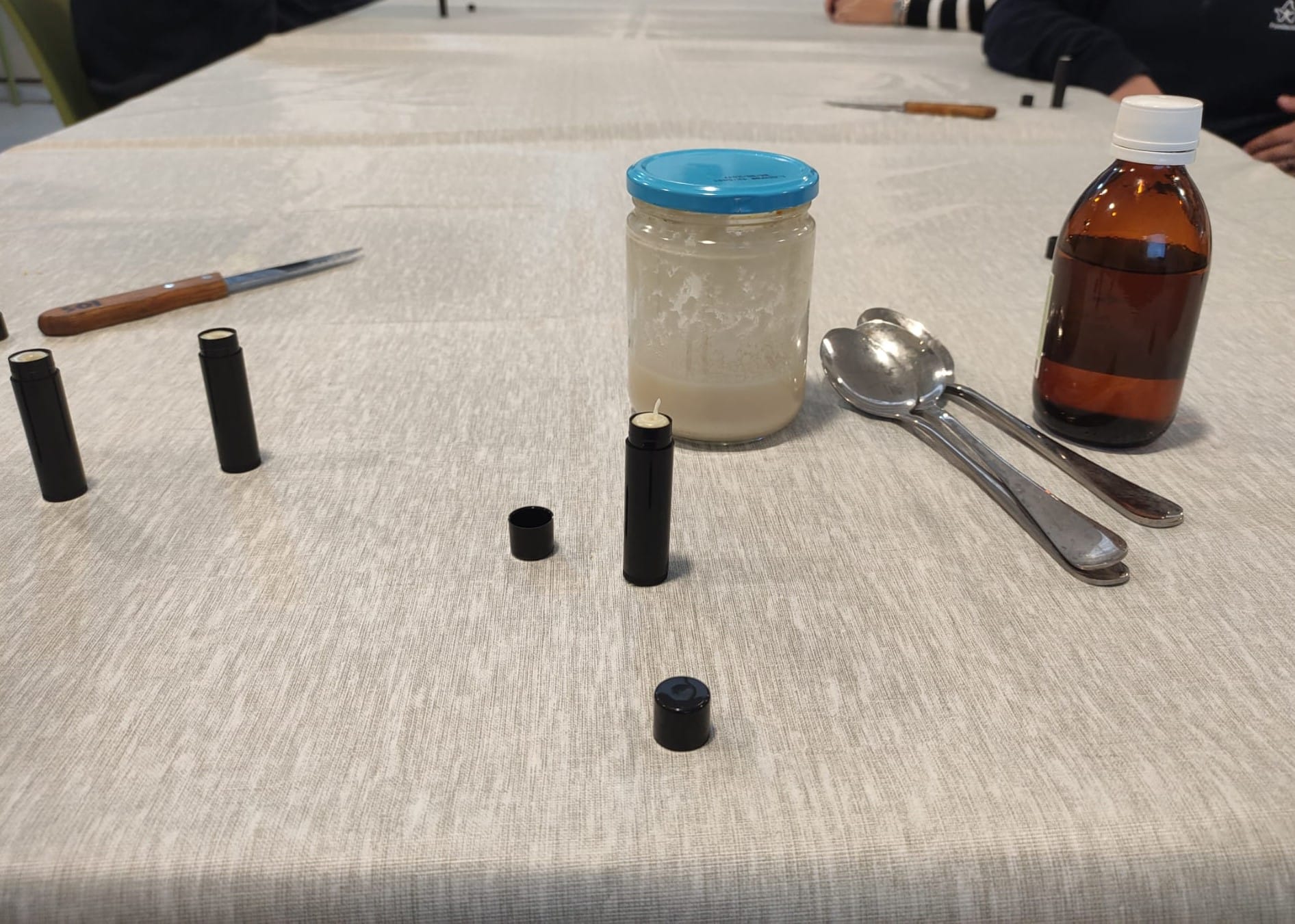Taller: crema per picades amb plantes aromàtiques