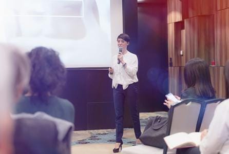 Ciclo Literatura a la intemperie / Literatura egurats gorrian - Conferencia - ¿Pero aquí nadie trabaja?