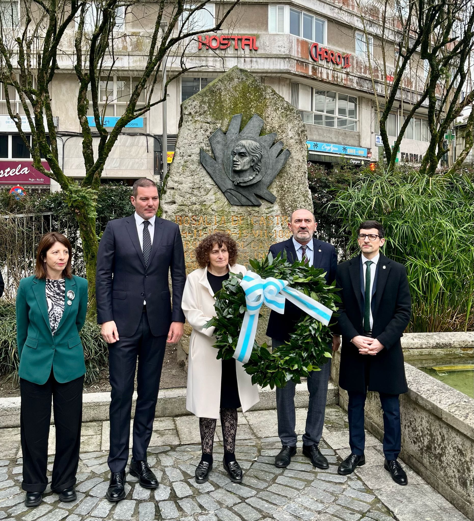 Rosalía de Castro, como cor de ouro pálido