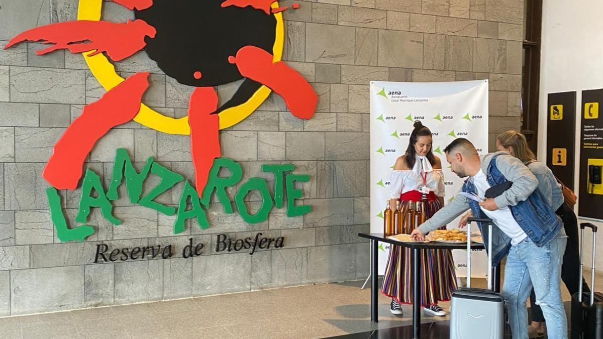 Día de Canarias: Reparto de plátanos y quesos canarios