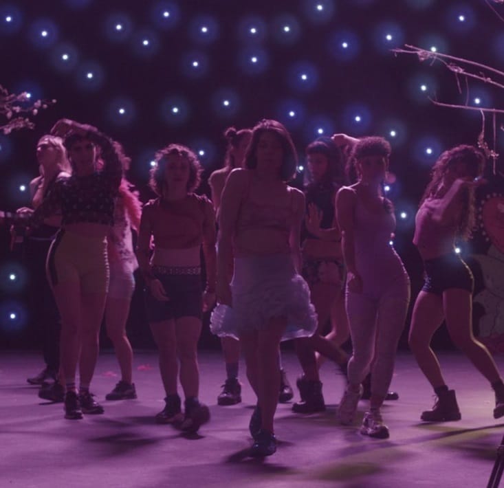 ¡Caigan las rosas blancas!