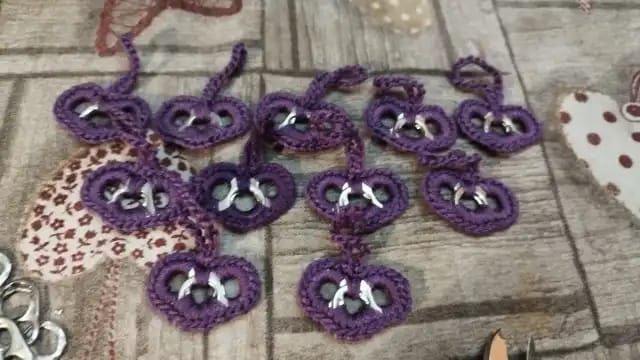 Reparto de corazones morados