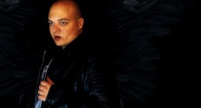 Álex Cassen presenta su primer EP "LAS CARTAS SOBRE LA MESA"