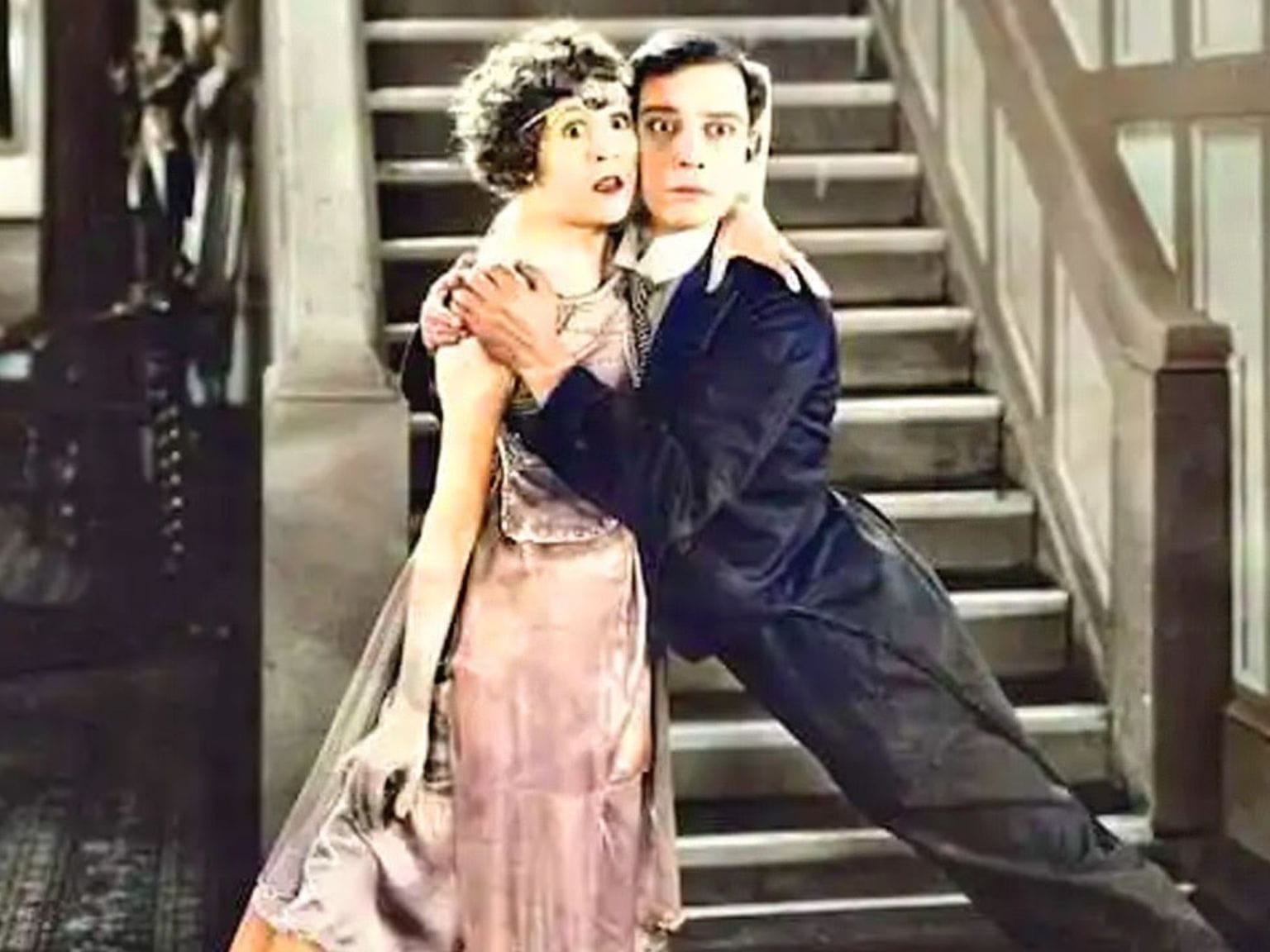 La casa eléctrica & Novias a la carrera