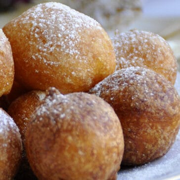 Buñuelos y Huesos de Santo