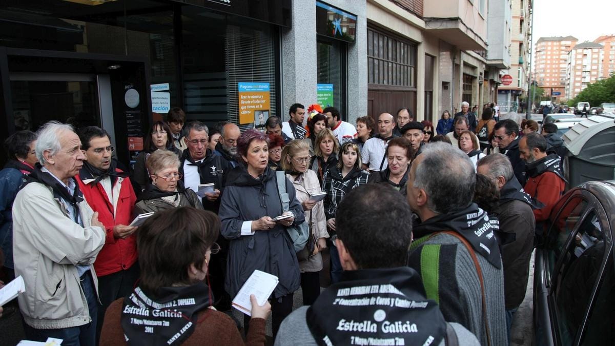 Ronda de coros, con txistularis y gaiteros