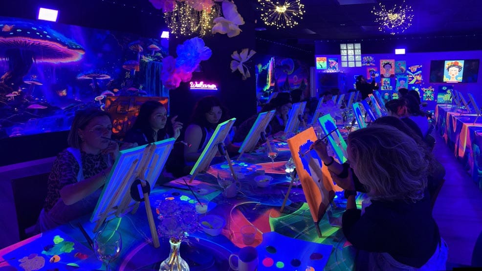 Talleres de pintura de neón en familia
