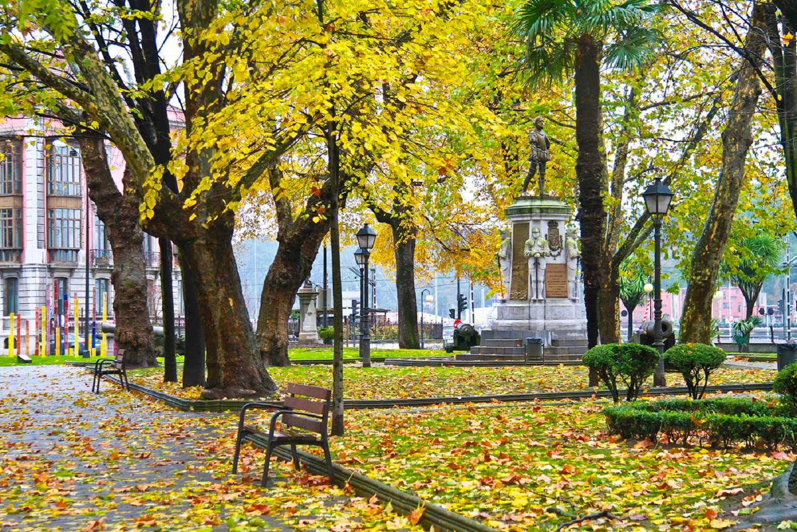 Arriado solemne de bandera y música para celebrar el Día de las Fuerzas Armadas 2025