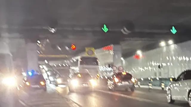 Un autobús queda atascado en el túnel de María Pita