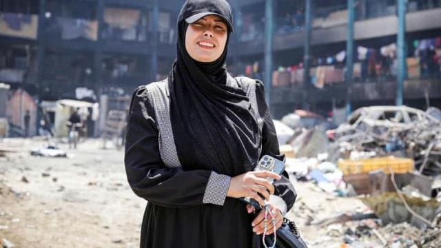 Proyección de 'Put Your Soul on Your Hand and Walk' / لماء ضع على يدك وامشي