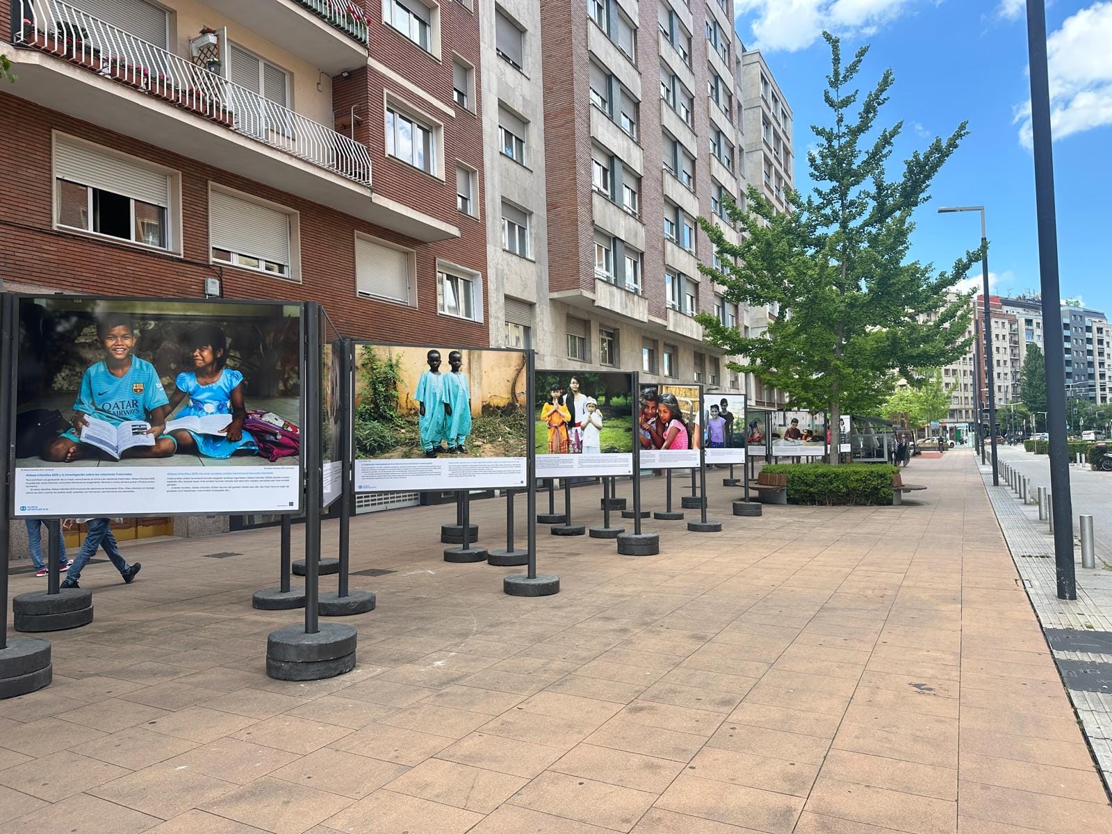 Una exposición homenajea a los hermanos que crecen separados