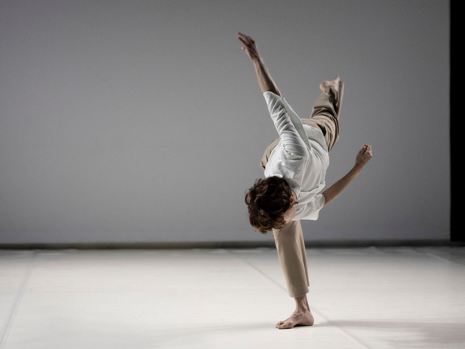 Hustu, elogio al vacío