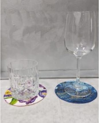 Decoración de un juego de posavasos y soporte