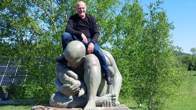 Ramón Conde «cobija» al peregrino en la nueva escultura del bosque del Gaiás