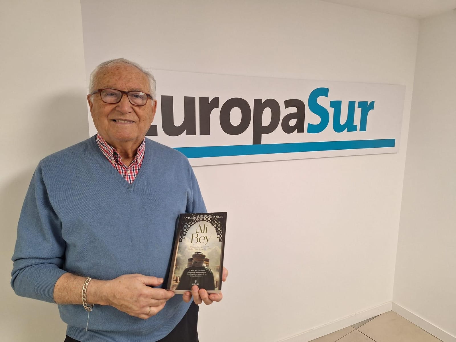 Firma de ejemplares de 'Alí Bey' en la Feria del Libro de Algeciras