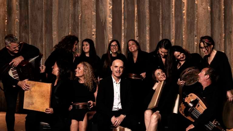 Xabier Díaz & Adufeiras de Salitre en la Fiesta de Os Maios