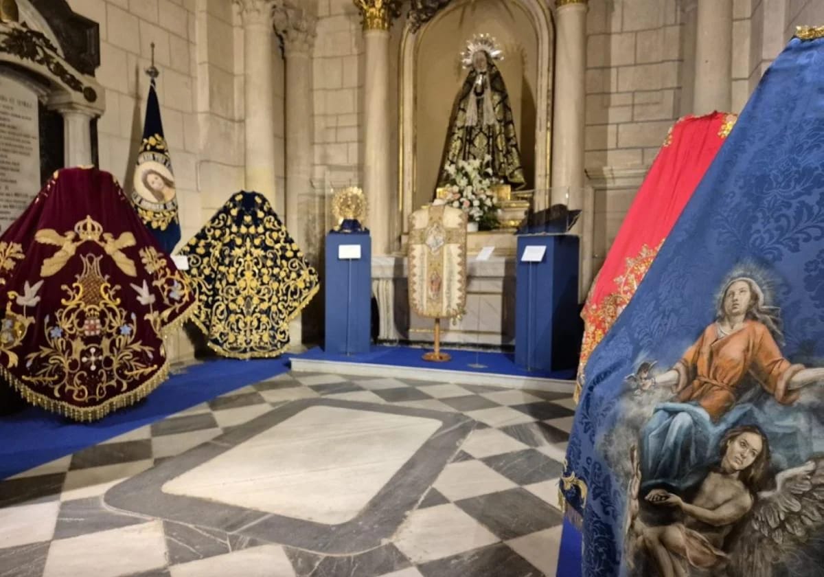 Los mantos de la Virgen de la Huerta lucen en la Catedral de Murcia en el 25 aniversario de su coronación