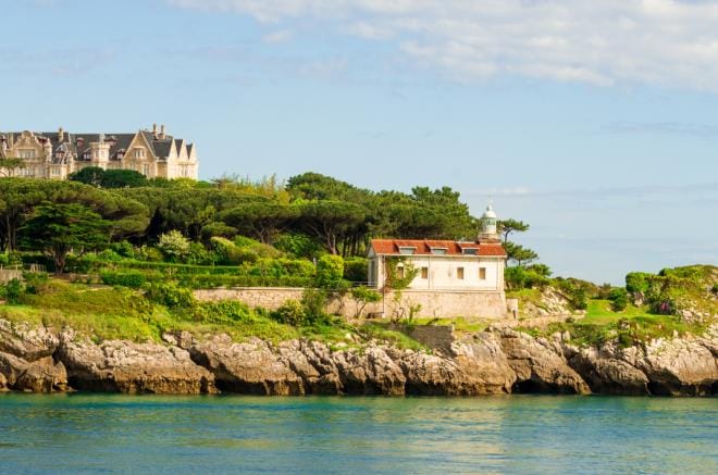 Experiencia de ecoturismo en barco: La Costa Quebrada de Santander desde el mar