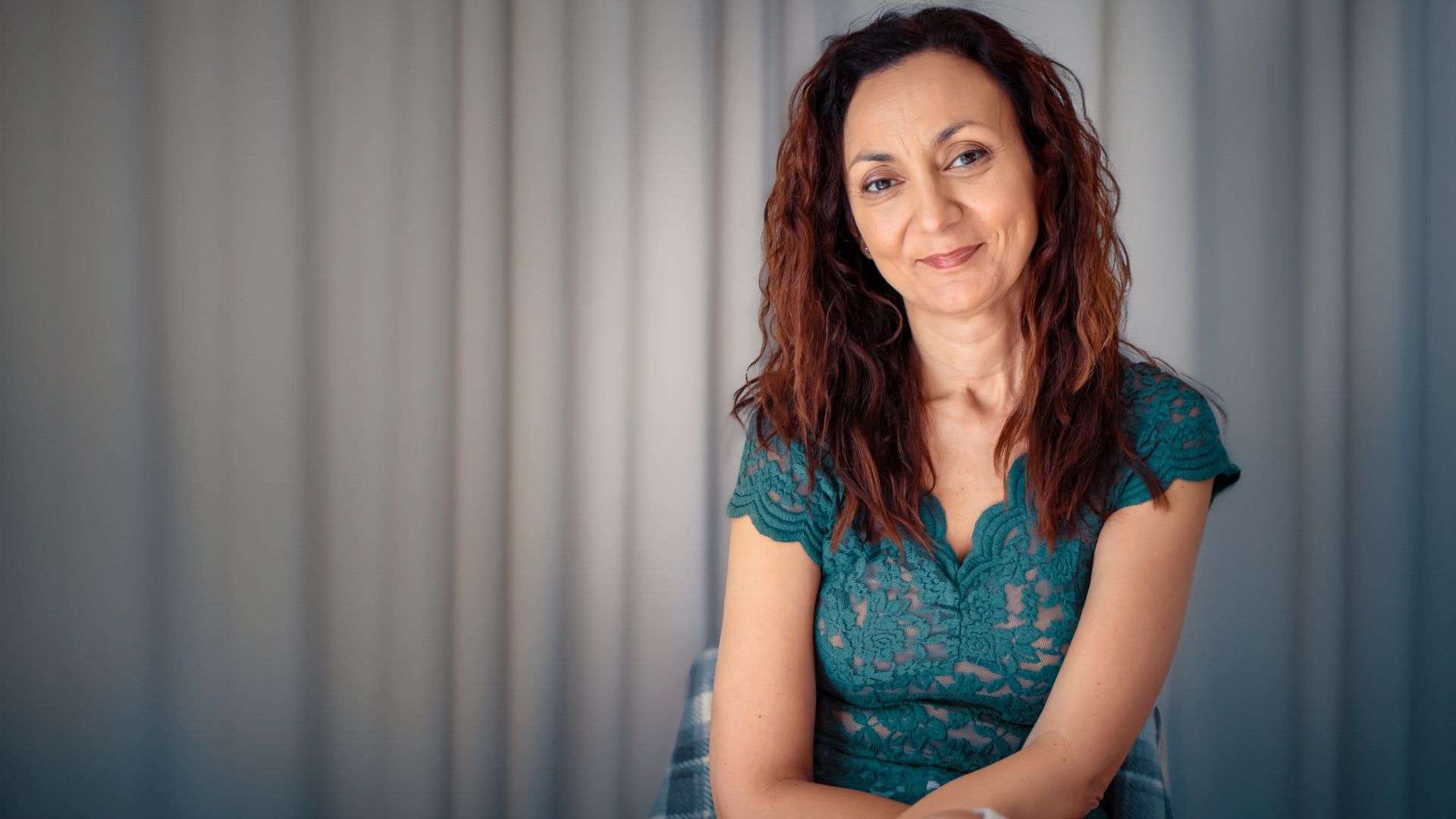 Mav Alonso firma su novela galardonada ‘La herida que merezco’