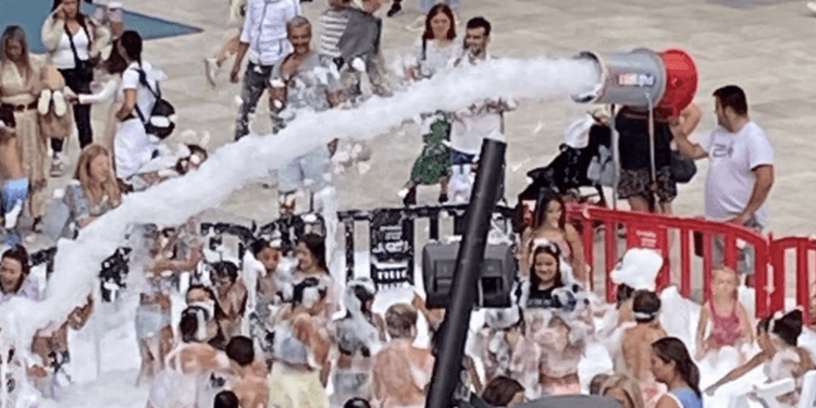 Fiesta de la espuma y un gran bingo para dar la bienvenida al verano en Vialia Vigo