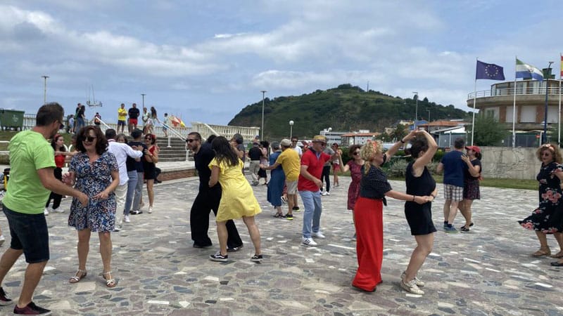 Música en directo y swing por el Pachinko