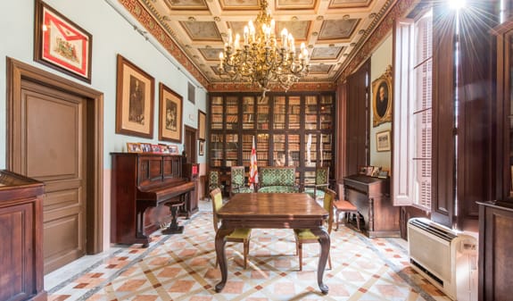 Visita guiada a la Biblioteca Pública Arús y la colección Sherlock Holmes