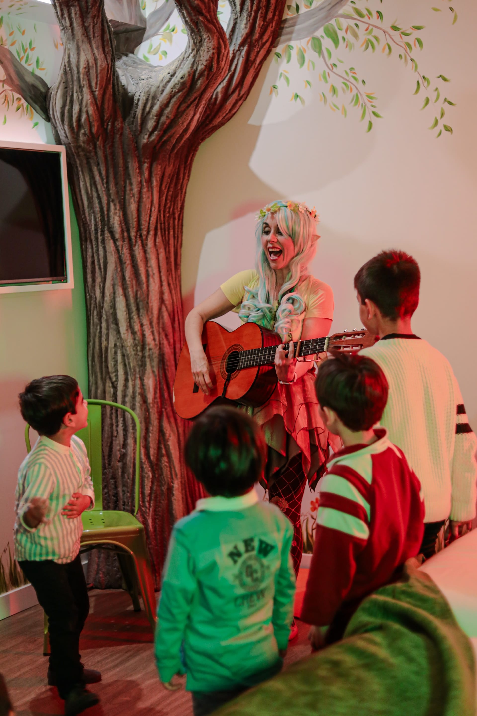 Cuentacuentos infantiles en una habitación de hotel
