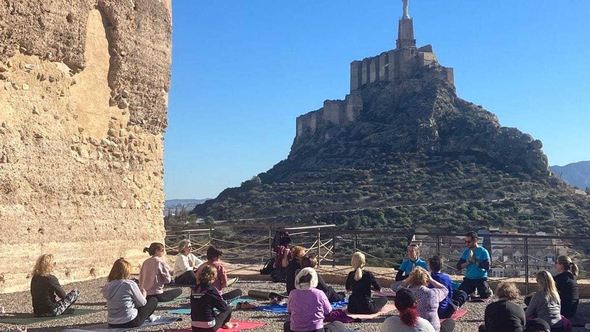 Paseo y sesión de yoga en las Fortalezas del Rey Lobo