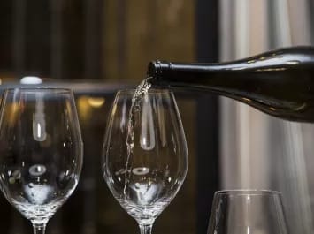 Cata con maridaje con vinos de la bodega Les Freses