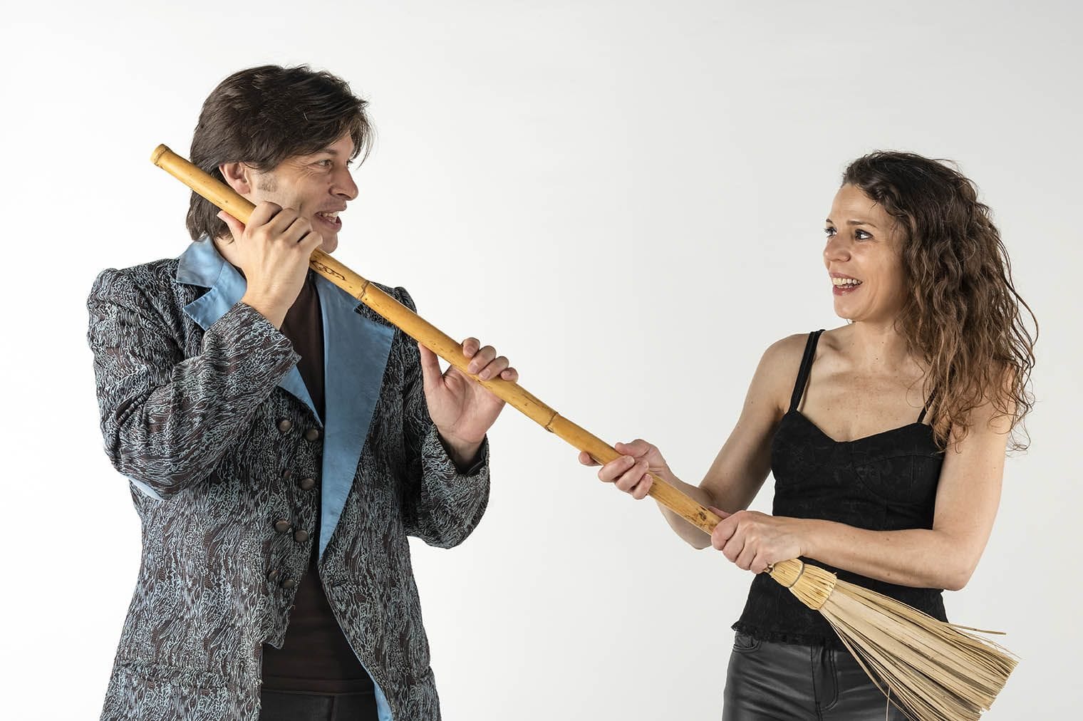 2 ilusionistas cunha menciña contra o fastío