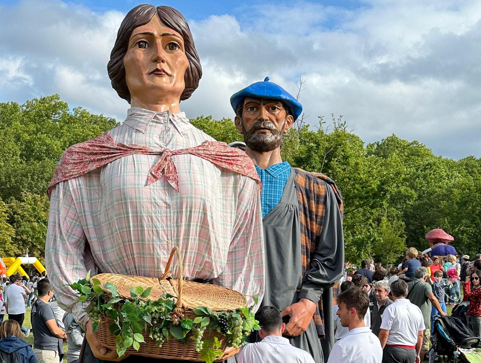 Fuegos artificiales, gigantes, DJ y degustación popular