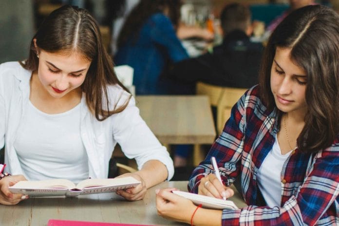 Clases de apoyo en inglés gratuitas para jóvenes