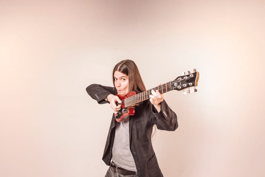 Cantando por los codos