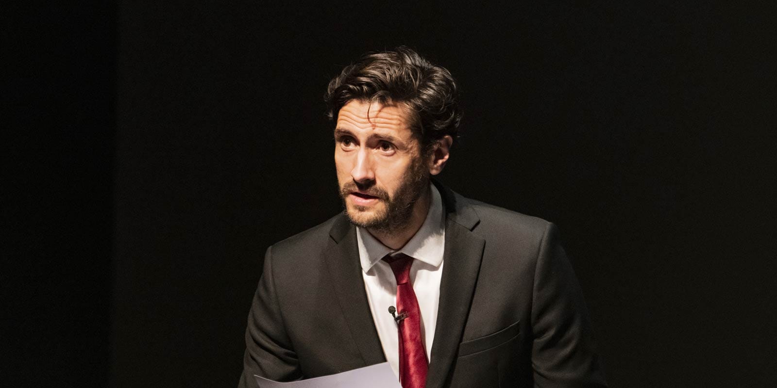 SOBRE LAS HOJAS DE HIERBA