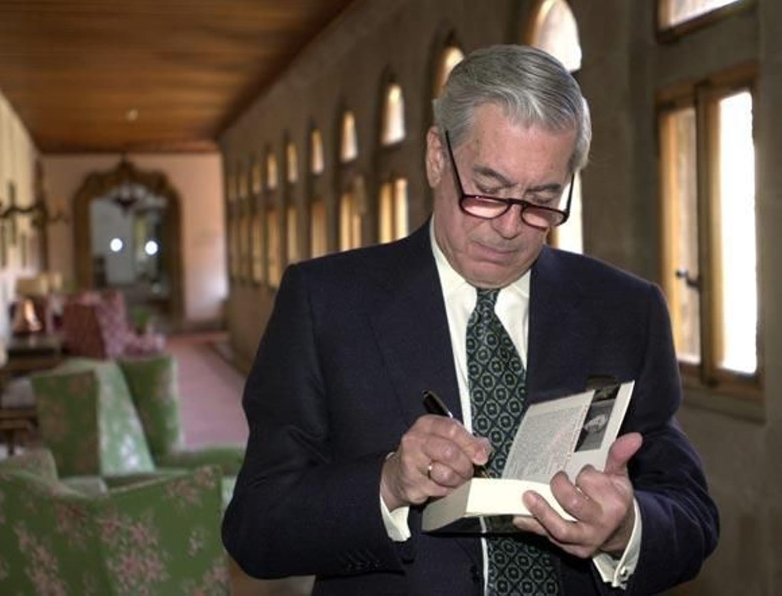 Homenaje a Mario Vargas Llosa en la Feria del Libro