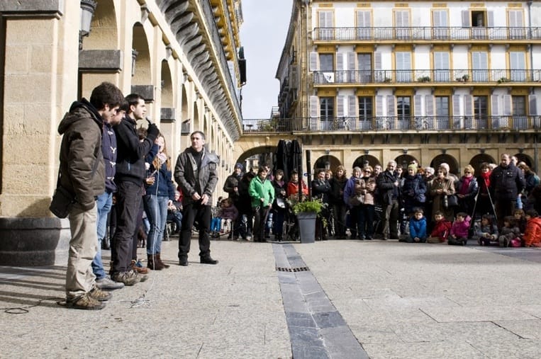 'Bertsolari eta bertsozaleen komunitatea bertsolaritzaren zaintza eta geroratzean'