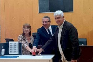 Presentación del sello dedicado al 700 aniversario de la fundación de Benidorm