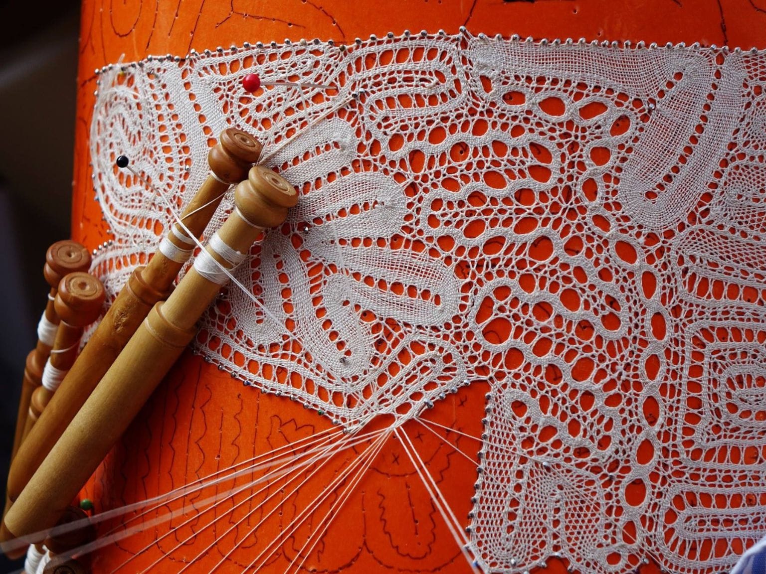 Encaje de bolillos y joyería