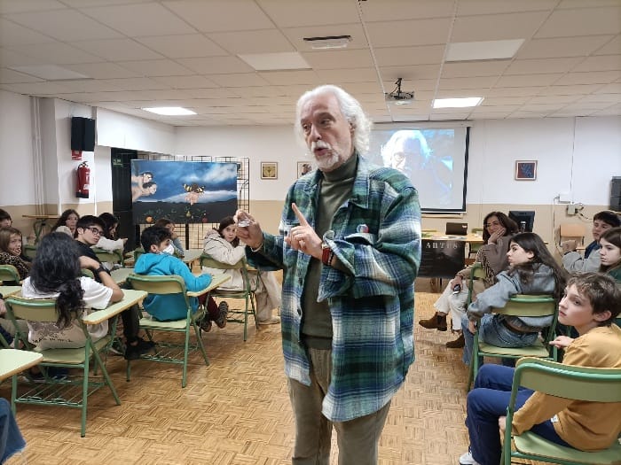 «Desafiando a Antonio García Teijeiro diante da fiestra»