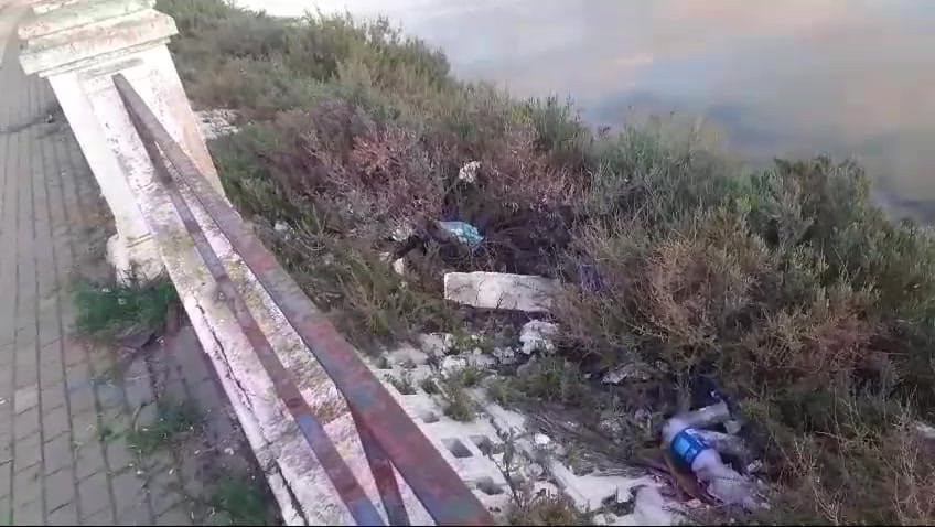 Recogida de basura por la escollera del paseo de La Magdalena