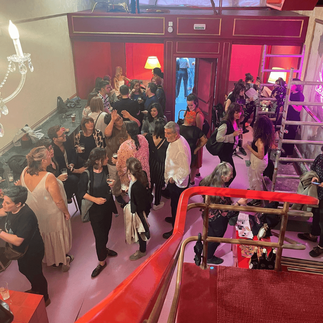 Mahai-jokoan andrazkoak jokuan / Señoras que juegan a juegos de mesa. Jugonas